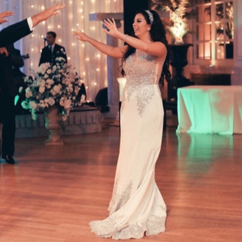 White Gown / Wedding Dress - Picture 8 of 8
